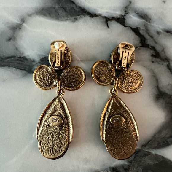 Clip on costume earrings - Picture 3 of 3